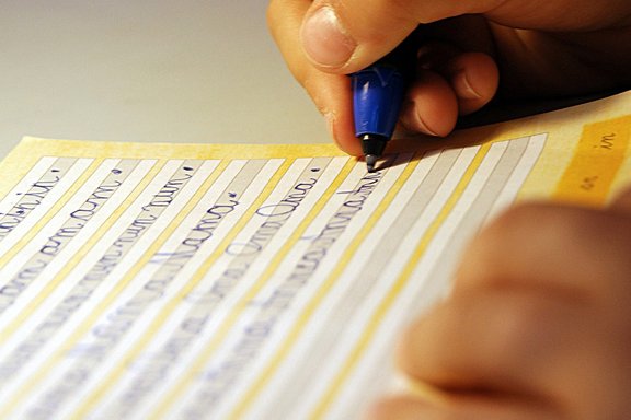 Grundschüler übt schreiben