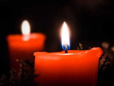 Zwei rote Kerzen Kerze.jpg