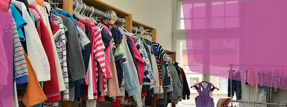 Second Hand Shop Stangen mit Kinderkleidung