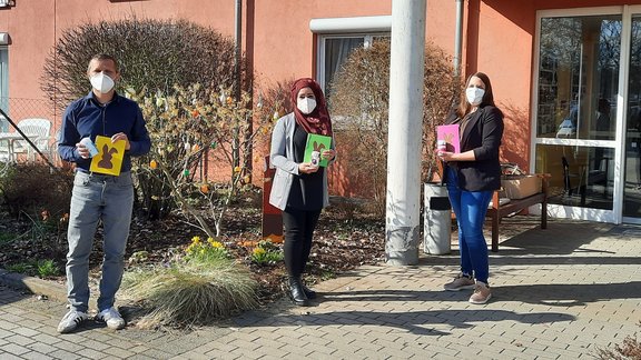 Osterkerzen-Aktion Marco Schneider (Pflegedienstleitung Seniorenwohnanlage Mainpark), Mezkin Hussein (Interkulturelle Frauengruppe im Familientreff) und Vanessa Druse-Baum (Jugendmigrationsdienst der Geschwister-Gummi-Stiftung)