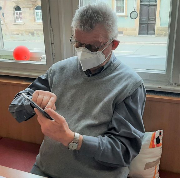 Senior übt am Smartphone