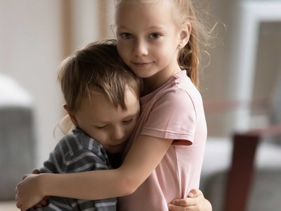 Mädchen umarmt Junge familie-erziehung2.jpg