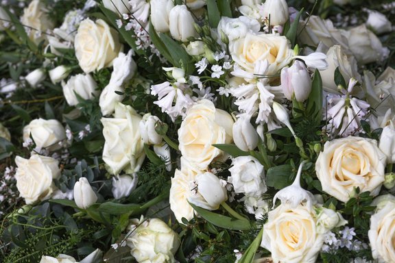 Weiße Blumen am Grab