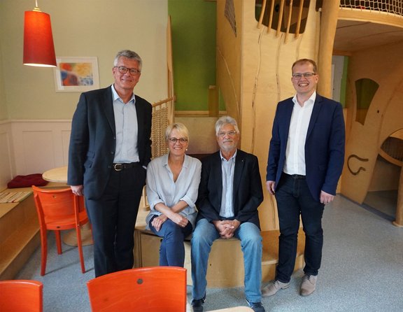 Vier beteiligte Personen im Familientreff