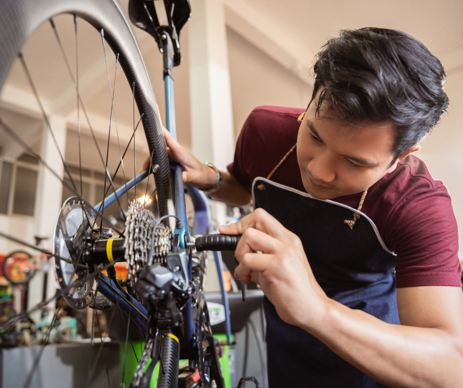 Junger Mann repariert Fahrrad
