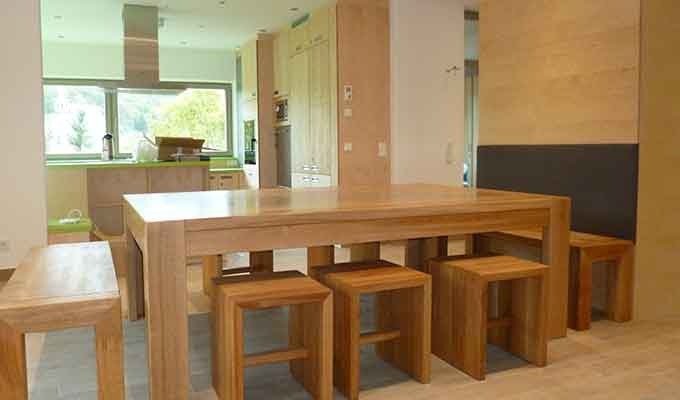 Tisch und Stühle aus Holz