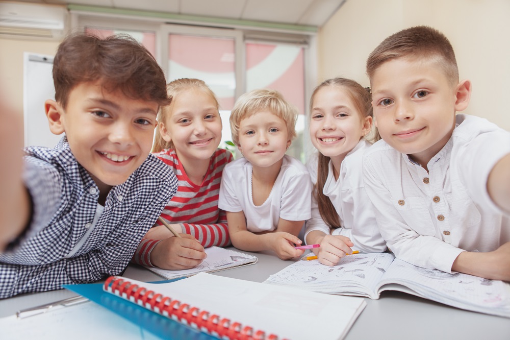 Schülerinnen und Schüler Fünf Schüler