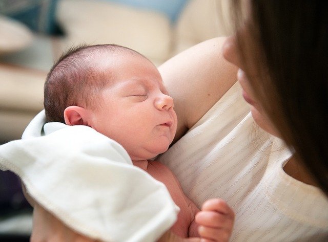 Baby mit Mutter baby-4100420_640.jpg